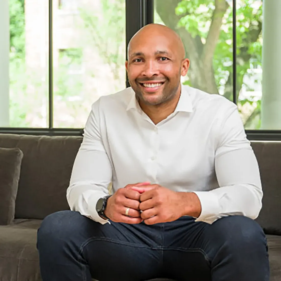 A headshot of Oliver Hernandez.